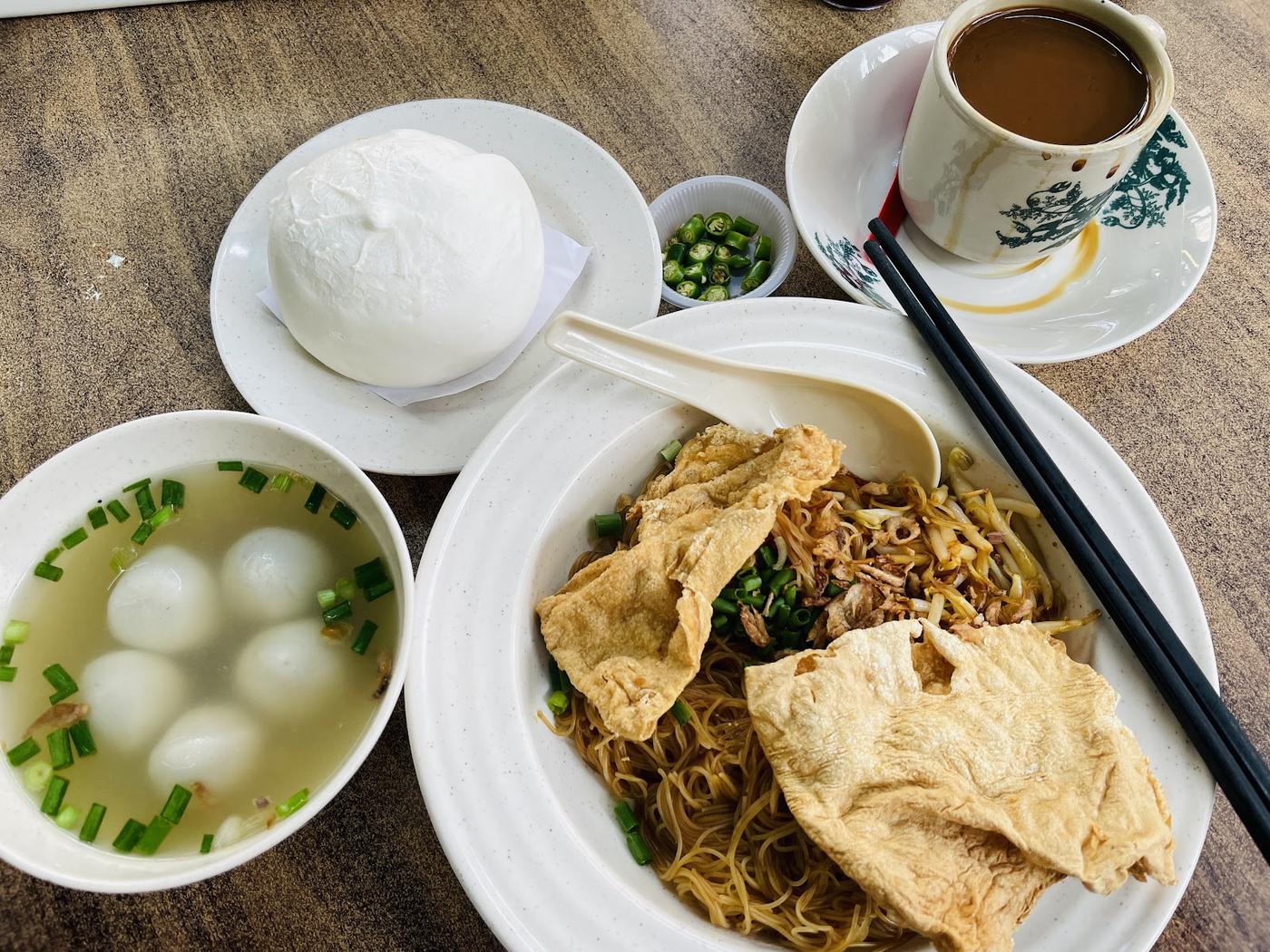 Mee hoon, fish ball soup, bao and kopi